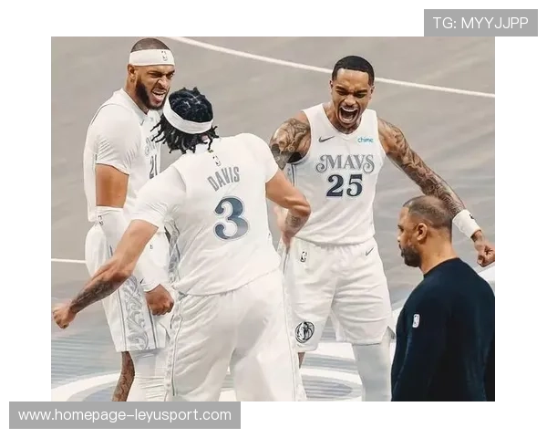 NBA独行侠依靠挡拆连续得手,空间被完全撑开